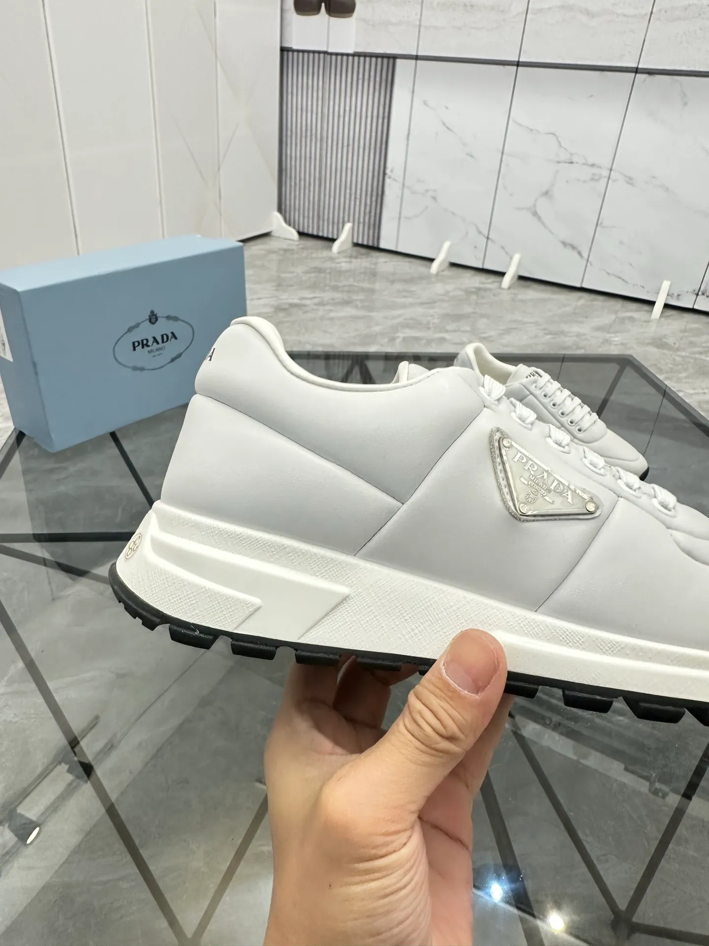 Men's shoes: 💰P440¥ Product trademark: Prada *"Prada*" low-top casual shoes Regular size: 38-44 (can be customized to 45.46) Product materials: imported cowhide upper, sheepskin lining, original outsole. Number: 835